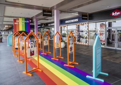 Fashion Arena Prague Outlet pro zákazníky připravila venkovní výstavu PRIDE BAGS